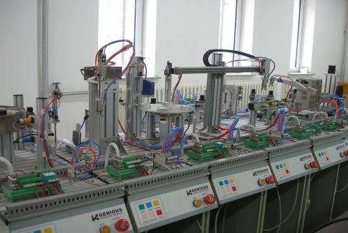 机电一体化技术在江西工商技工学校的教学实践与机电产品开发